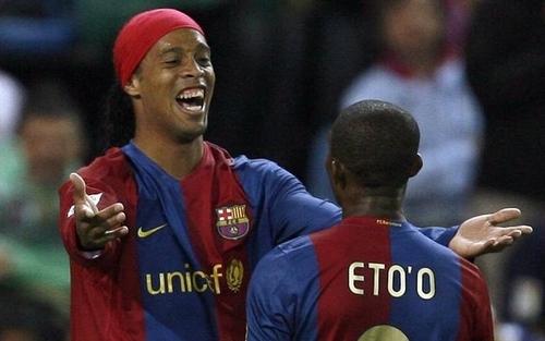 إيتو يوجه الدعوة إلى رونالدينيو لحضور حفل تكريمه