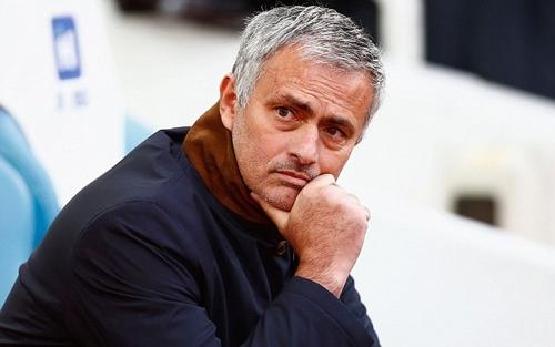 جماهير مانشستر يونايتد ترحب بمورينيو و تطالب برحيل فان غال