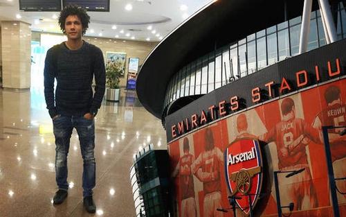 النني يصل لندن لإتمام انتقاله لـآرسنال