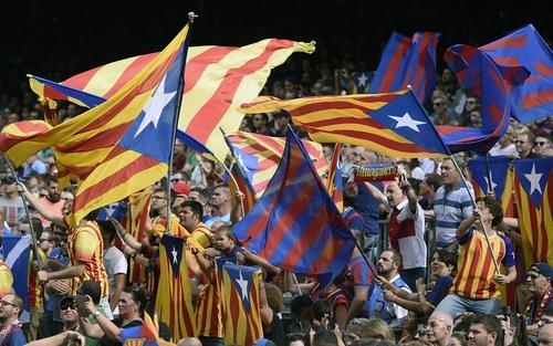 برشلونة يلجأ للقضاء بعد قرار منع علم كتالونيا
