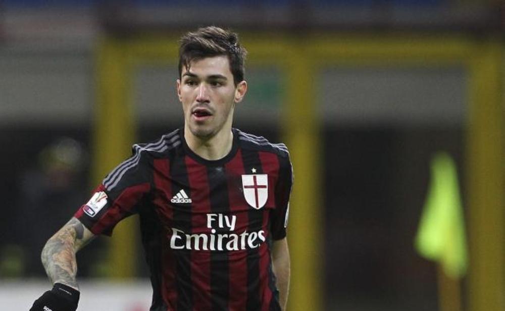 ميلان يرفض عرضاً من برشلونة لضم مدافعه