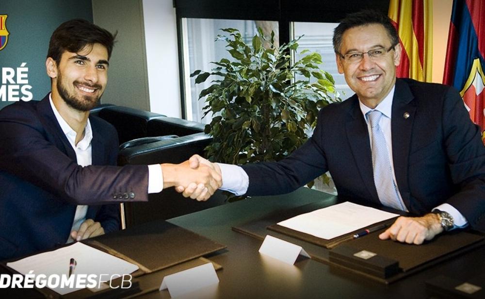 لاعب برشلونة الجديد يوقع على عقده مع الفريق