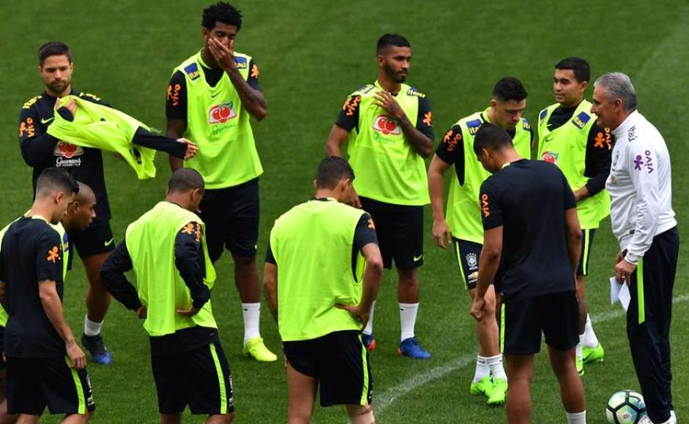 منتخب البرازيل يتدرب في باريس استعداداً للقاء اليابان