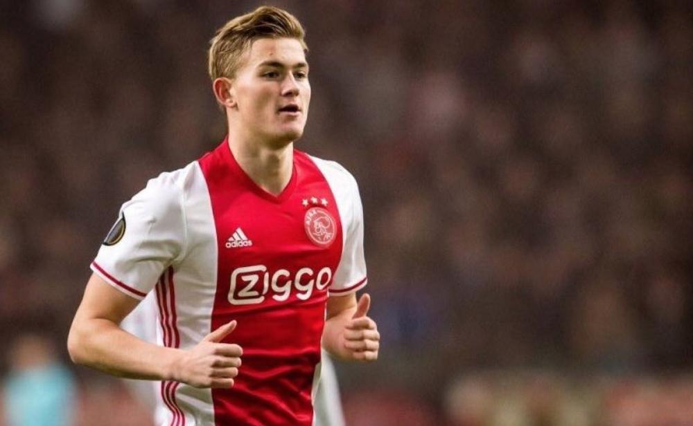 برشلونة يسعى لضم لاعب أياكس لتقوية خط دفاعه
