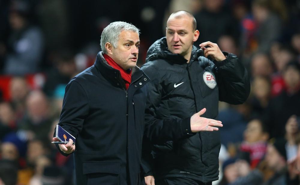 مورينيو المثير للجدل ينتقد الحكم بشكل مباشر بعد التعادل