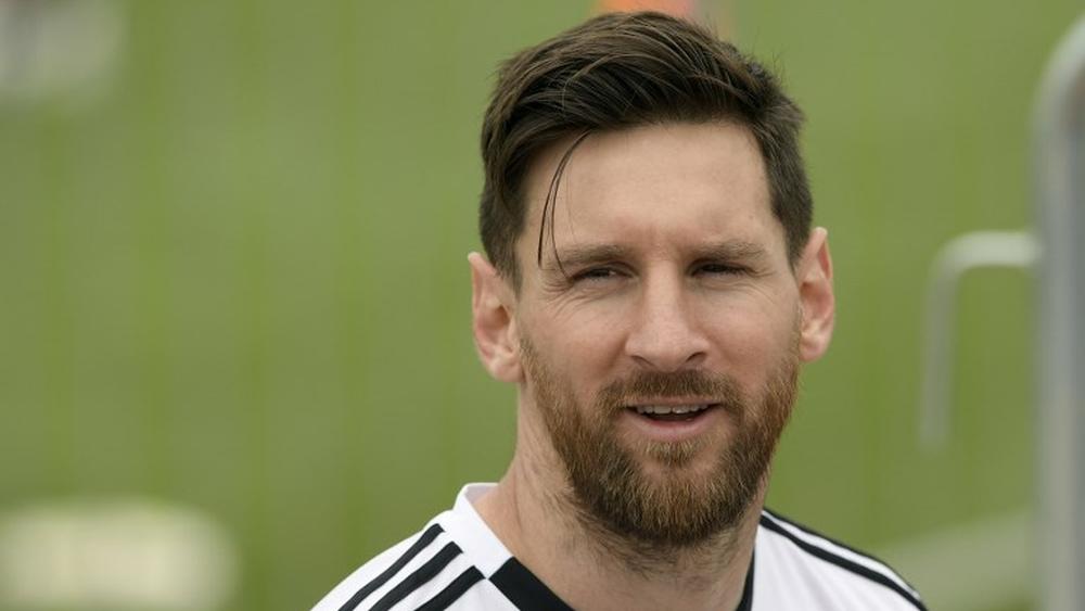 "كفوا عن مقارنة ميسي بمارادونا"