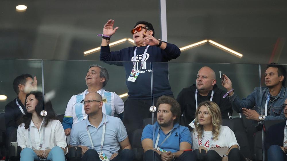 مارادونا: ميسي سبب تدخيني داخل الملعب