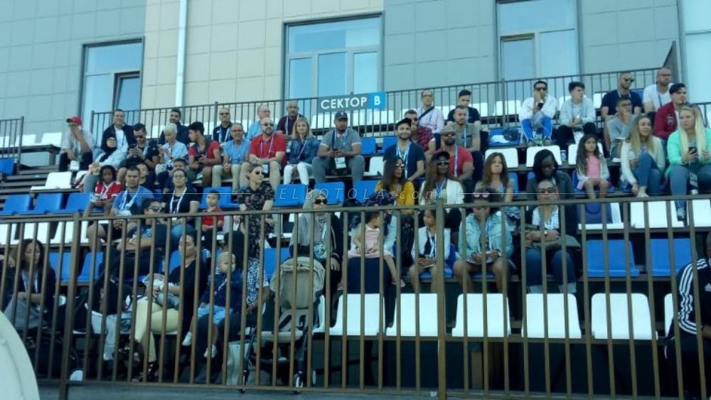 عائلات "الأسود" يساندون اللاعبين في قلب روسيا