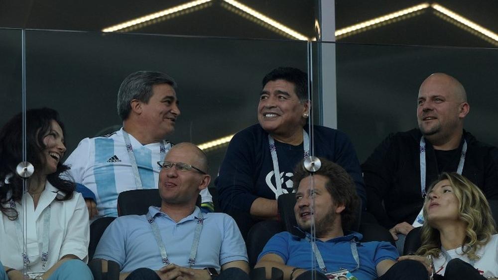 مارادونا يحذّر سامباولي "من العودة إلى الأرجنتين"