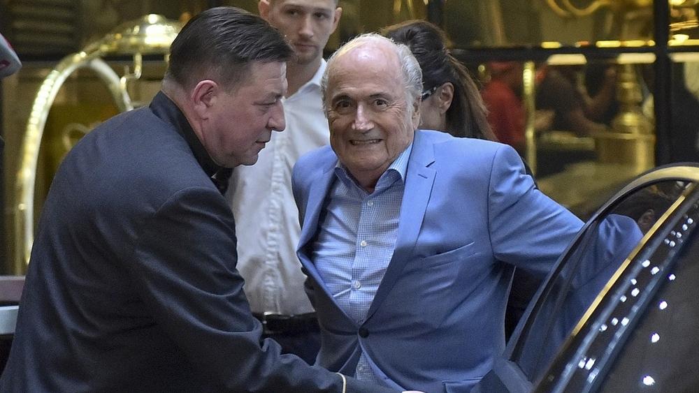 حضور بلاتر لمباراة المغرب ضد البرتغال "لا يمثل انتهاكا لإيقافه"