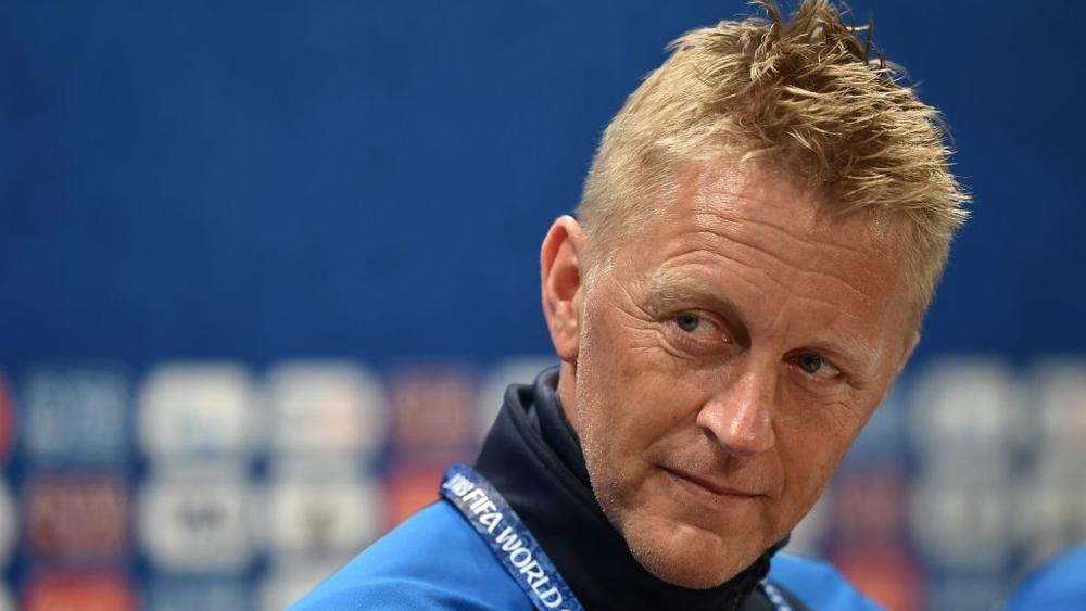 مدرب أيسلندا يتوقع الفوز على منتخب نيجيريا