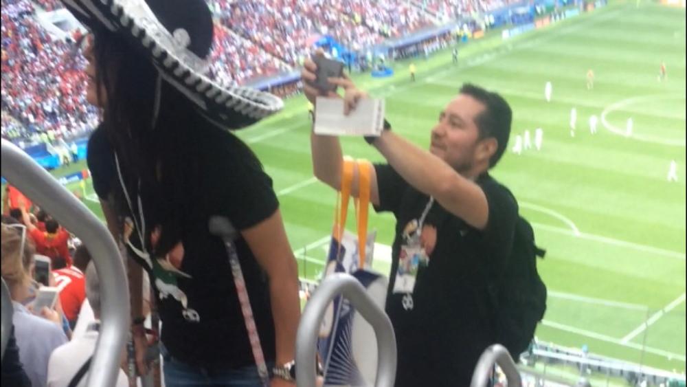 فيديو | مكسيكية تساند المغرب بقدم واحدة وتصف الأسود بالسحرة