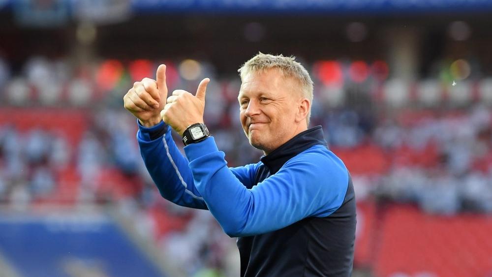 مدرب إيسلندا في "منطقة المشجعين" دون "بروتوكول"