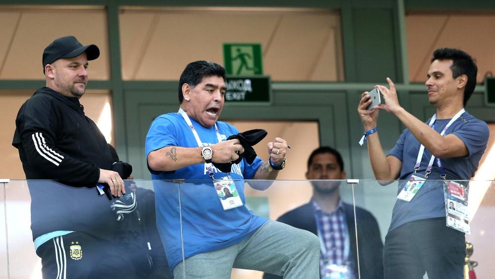 بالفيديو | مارادونا أول من ساند ميسي.. لكن "ليو" خيب ظن "الأسطورة"