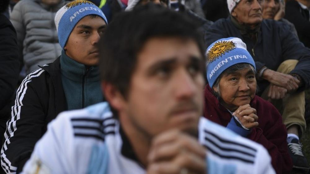 "كارثة" و"ذل" في الأرجنتين ومفرقعات في كرواتيا