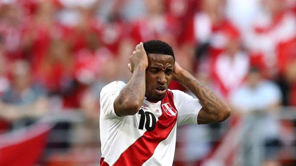 نجم بيرو فارفان يدخل في غيبوبة وينقل إلى المستشفى