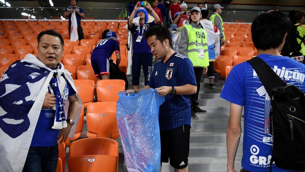 إشادة عالمية بسلوك جماهير اليابان والسنغال