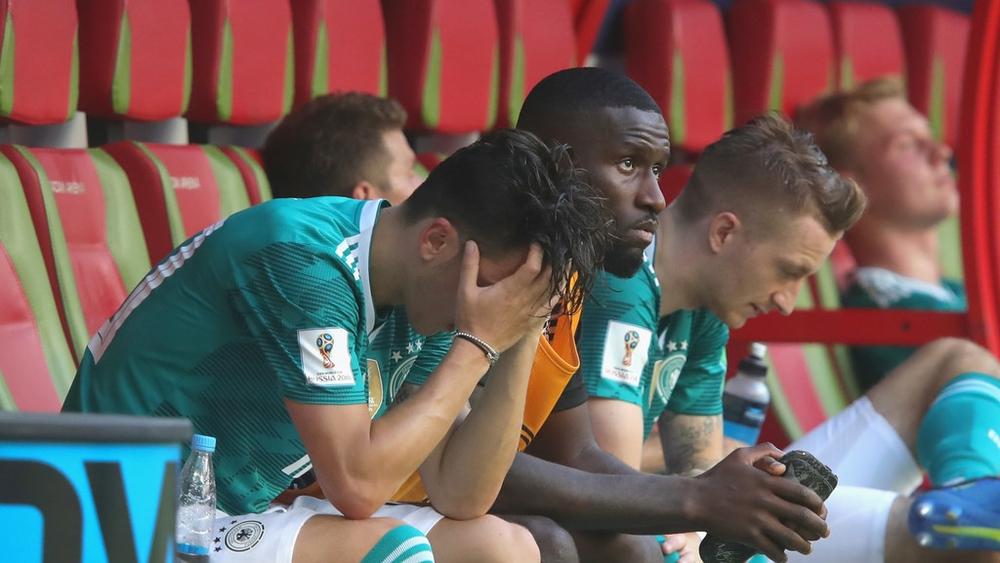 أوليفر كان ينتقد اللاعبين: "شعرنا وكأن القميص يزن عدة أطنان"