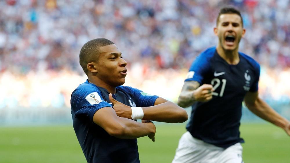 بيليه يهنئ كيليان مبابي بعد معادلة إنجازه