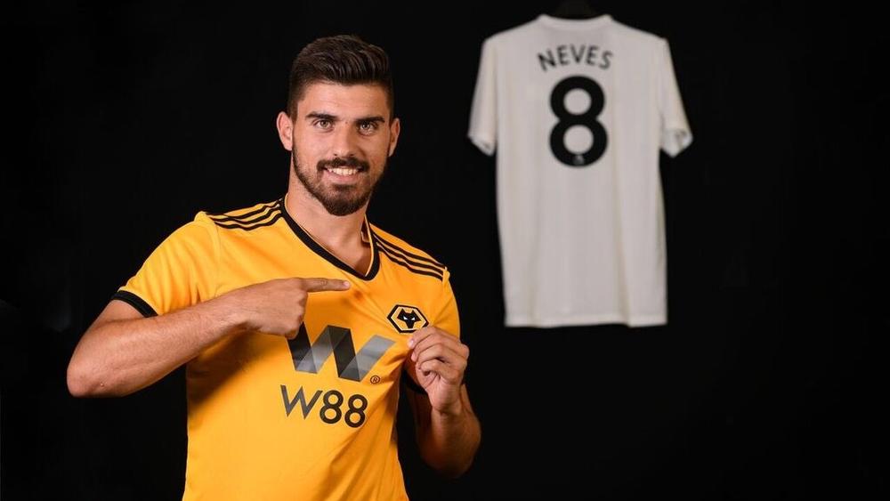 وولفرهامبتون يمدد عقد لاعبه البرتغالي نيفيس