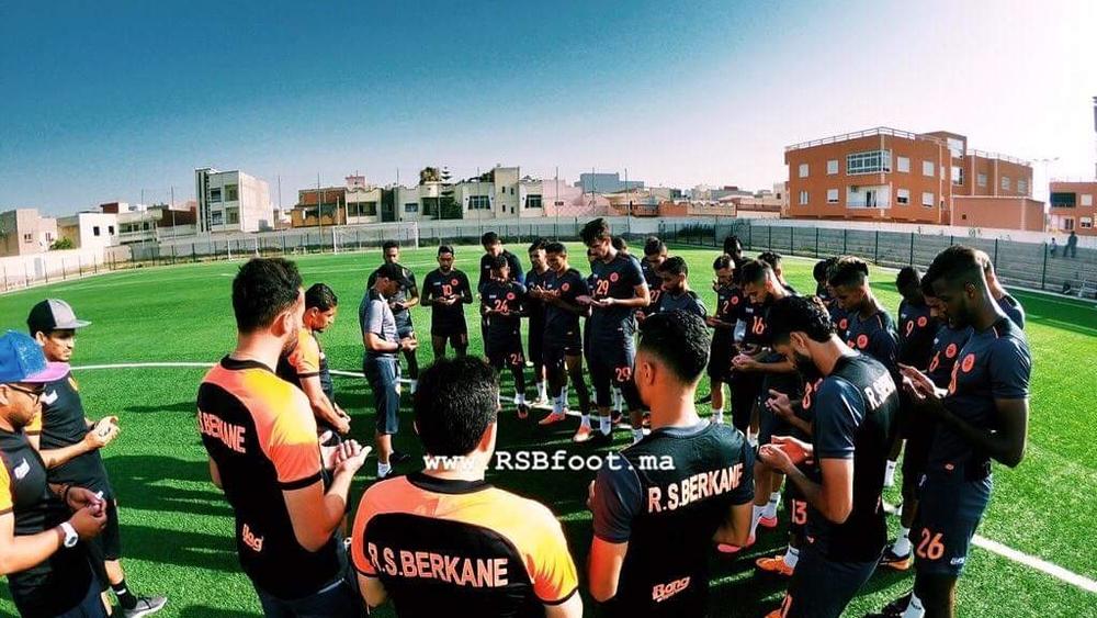 في جو كئيب لاعبو الـ"RSB" يفتتحون معسكر السعيدية بقراءة الفاتحة على روح أخميس