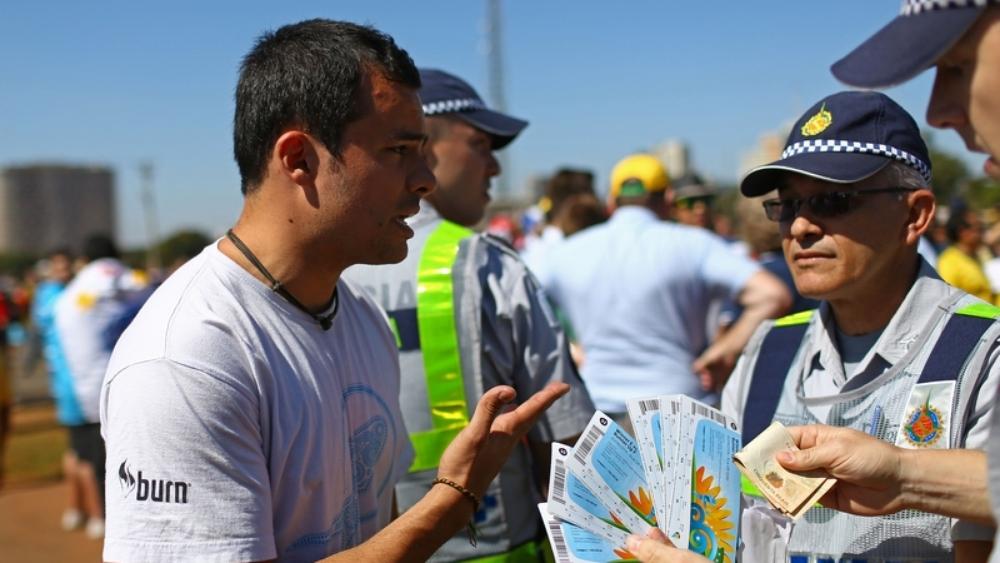 سماسرة التذاكر ينعشون جيوبهم في كأس العالم