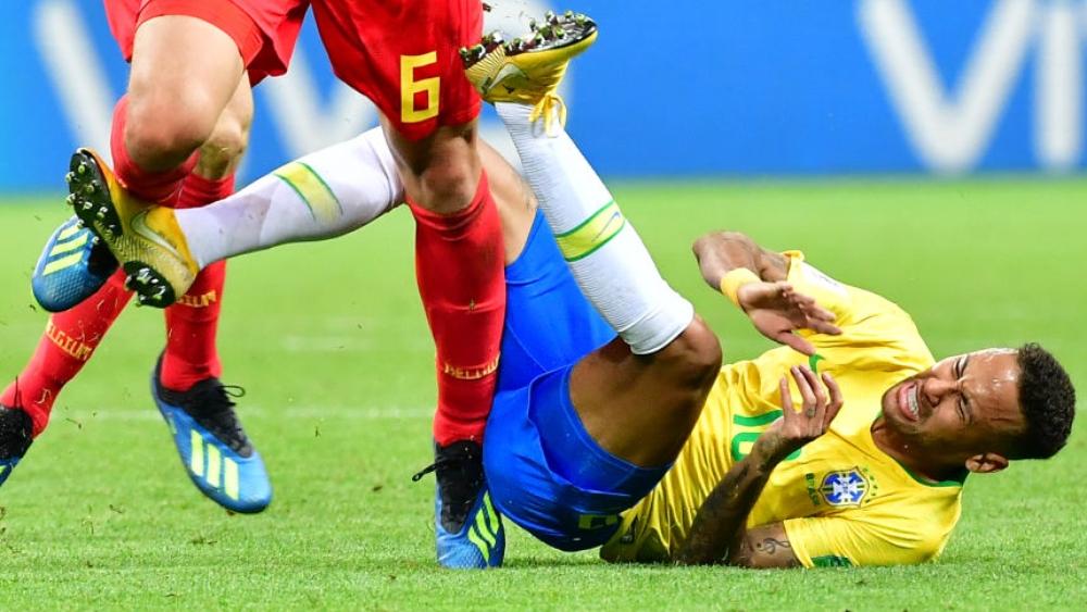 فان باستن ينصح نيمار بعد استمراره بادعاء السقوط