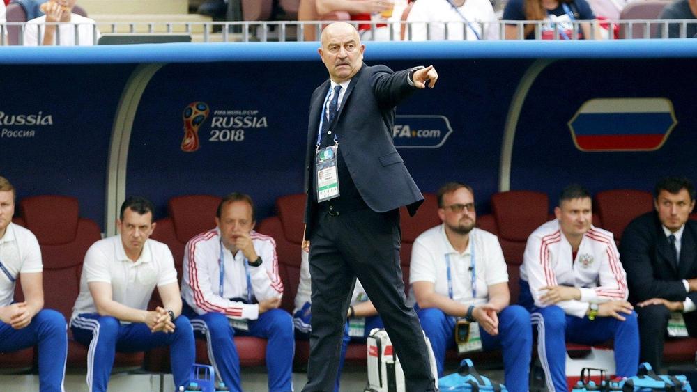 مدرب روسيا يوقف مقابلة صحافية بعد سؤال عن "المنشطات"