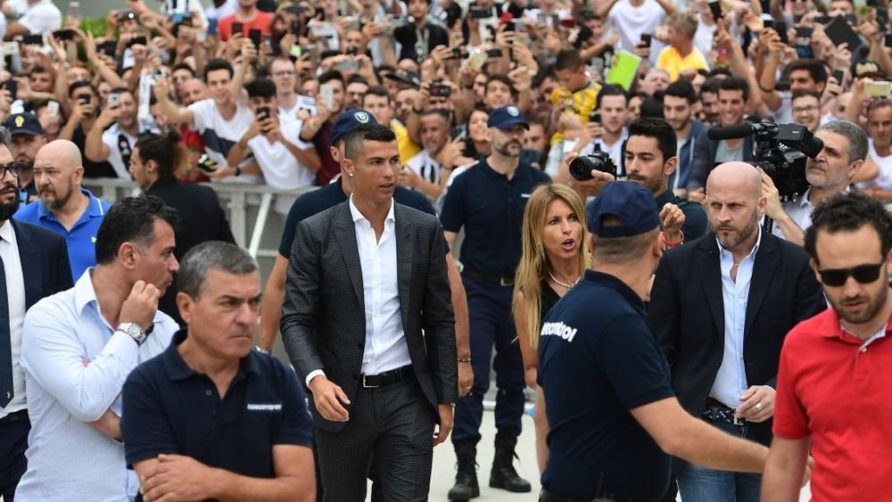 بالصور والفيديو | رونالدو يُجري الفحوصات الطبية عقب وصوله إلى يوفنتوس