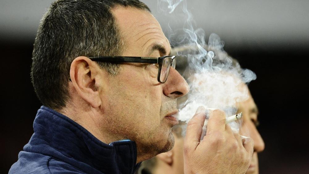 ساري يُدخن 80 سيجارة يومياً، وتشيلسي يبحث عن مخرج