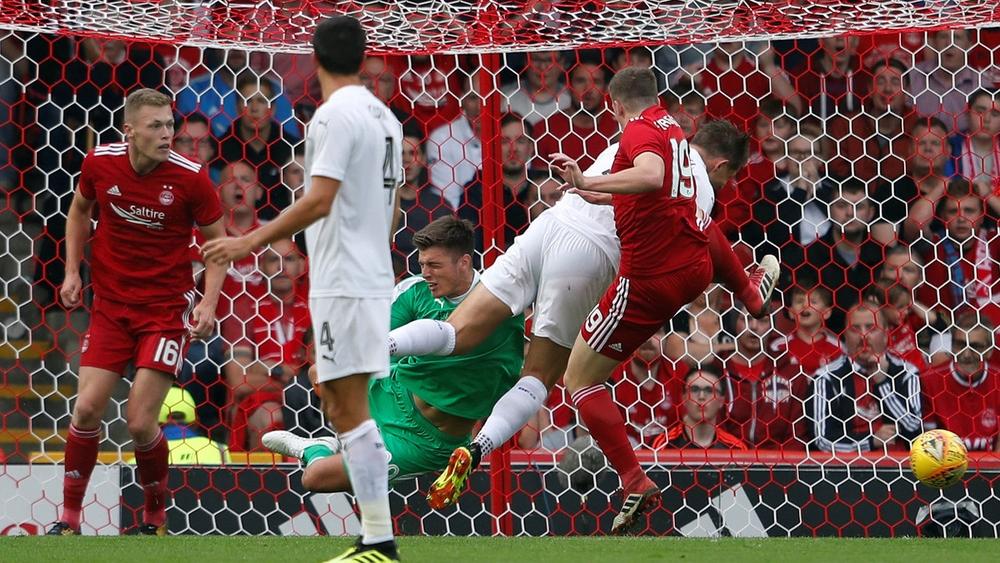 مدرب بيرنلي: إصابة بوب مقلقة جداً