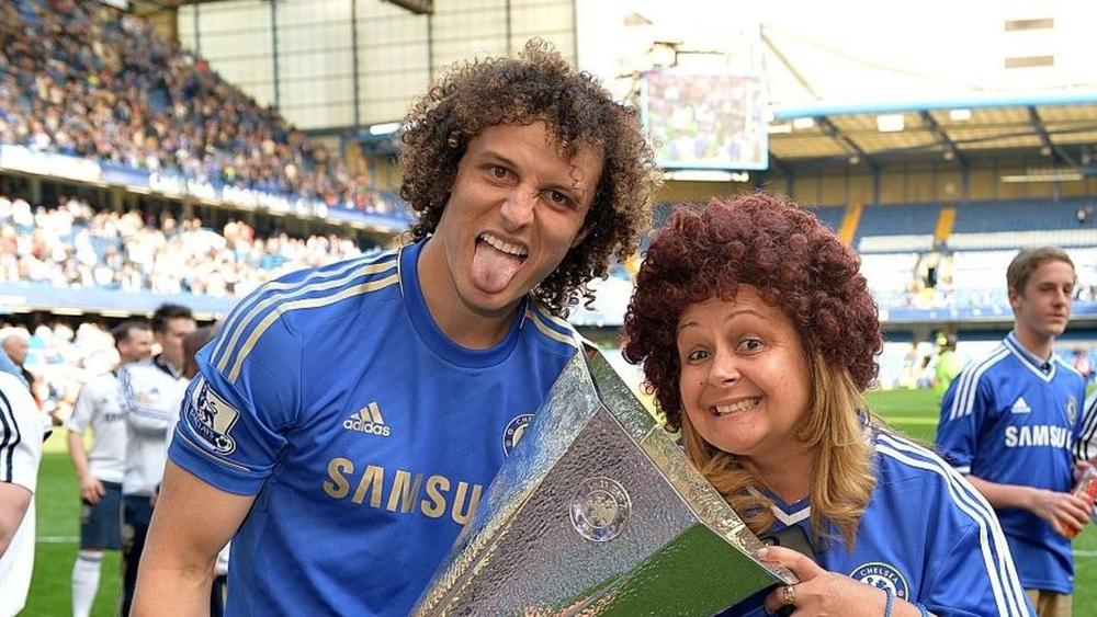 ديفيد لويز يُفند تكهنات رحيله عن "البلوز"