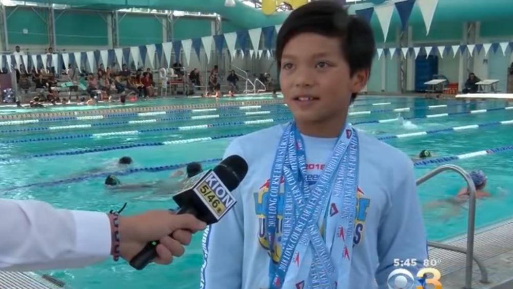 طفل بعمر 10 أعوام يحطم رقم السباح الشهير فيلبس