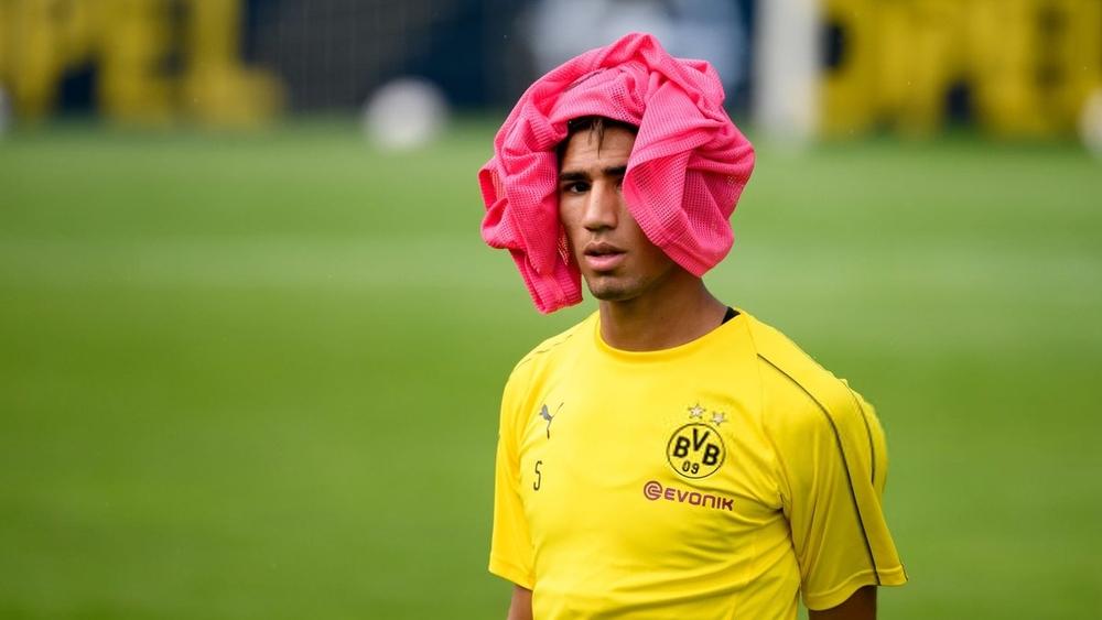 بالصورة .. حكيمي يَهَابُ غوتزه والأخير يَسْخَرُ منه