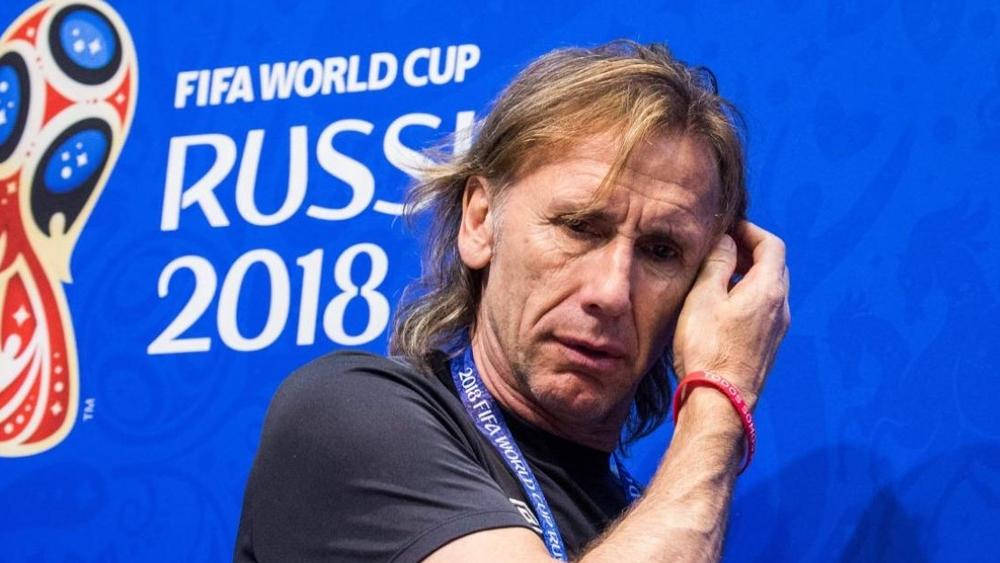 مدرب بيرو يتراجع ويقرر الاستمرار في منصبه