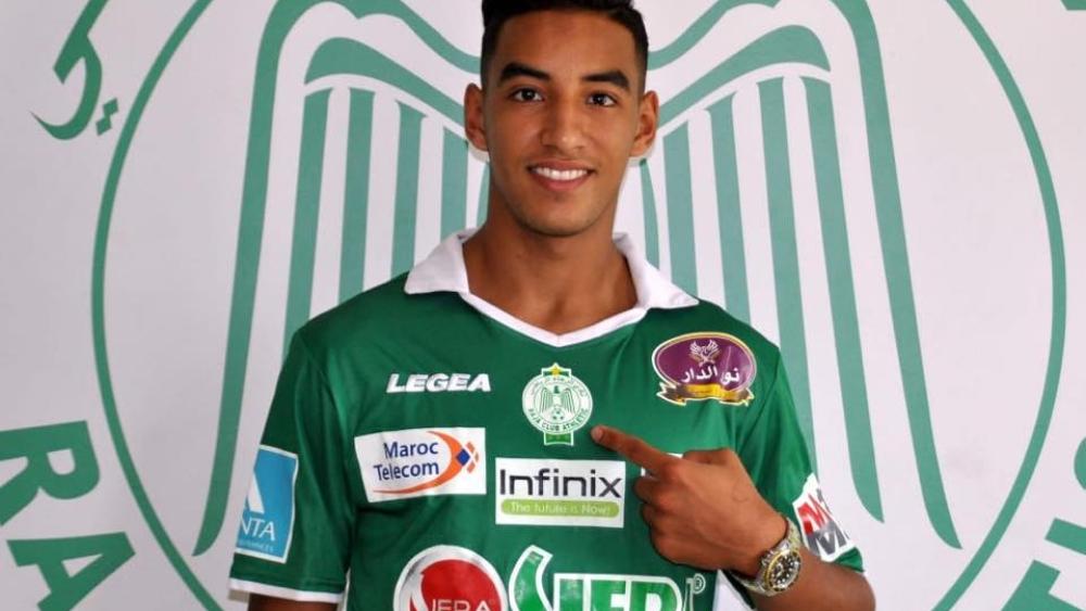 الرجاء تُوقع ثلاثة عقُود احترافية للاعبين من مدْرسة النادي