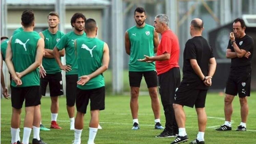 فريق كرة قدم يذبح أضحية لفك النحس