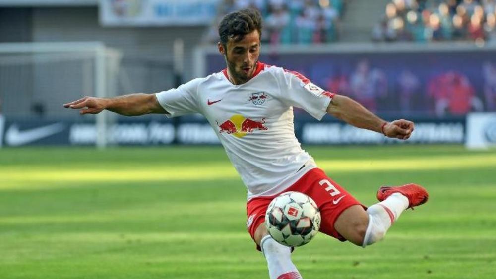 الاتحاد الألماني يوقف مدافع لايبزيج لمباراتين