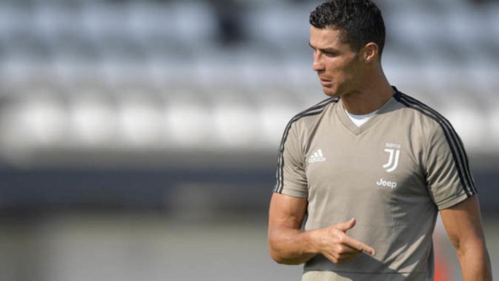 زوجة حارس كييفو لـ رونالدو: "عليك أن تتعلم الانسانية أولاً"