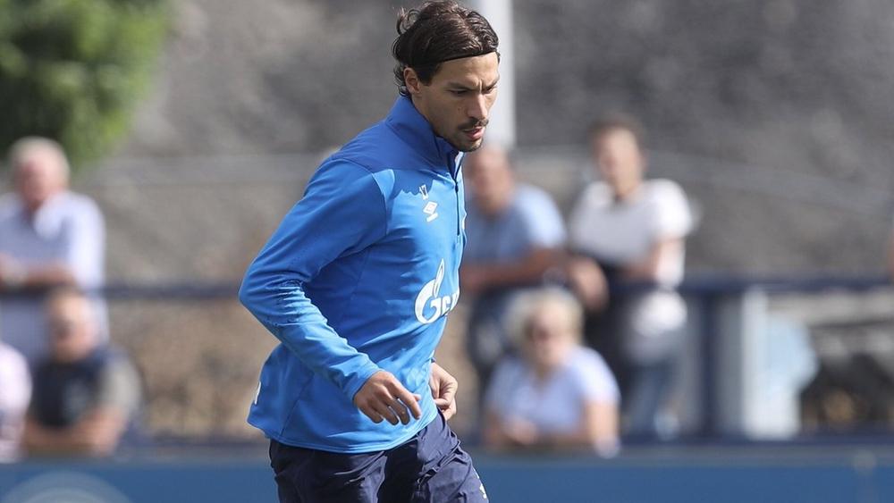 شالكه يفقد جهود مدافعه بسبب الإصابة