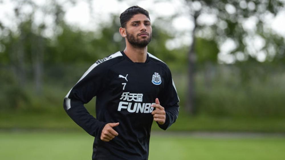 أنصار نيوكاسل يَصْطَفُّون إلى جانب أشرف لزعر