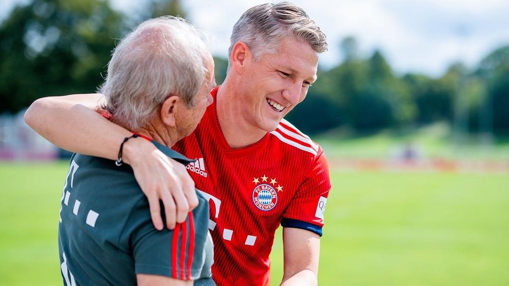 بايرن ميونيخ يحتفي بشفاينشتايغر بمباراة تكريمية على ملعب "أليانز"