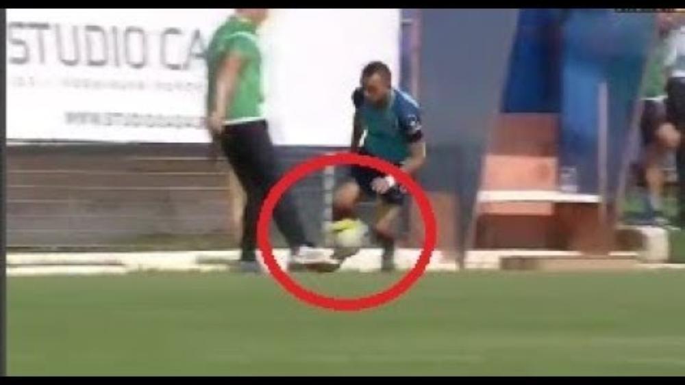 بالفيديو | مدرب يقوم بعرقلة لاعب الفريق المنافس في رومانيا!