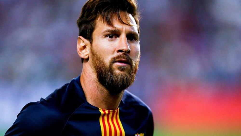 بالفيديو | ميسي يرفض التوقيع لمشجع وجه له الإهانة