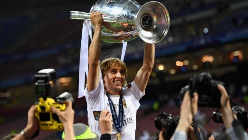 شمايكل يتجاهل رونالدو ويختار أفضل لاعب في العالم