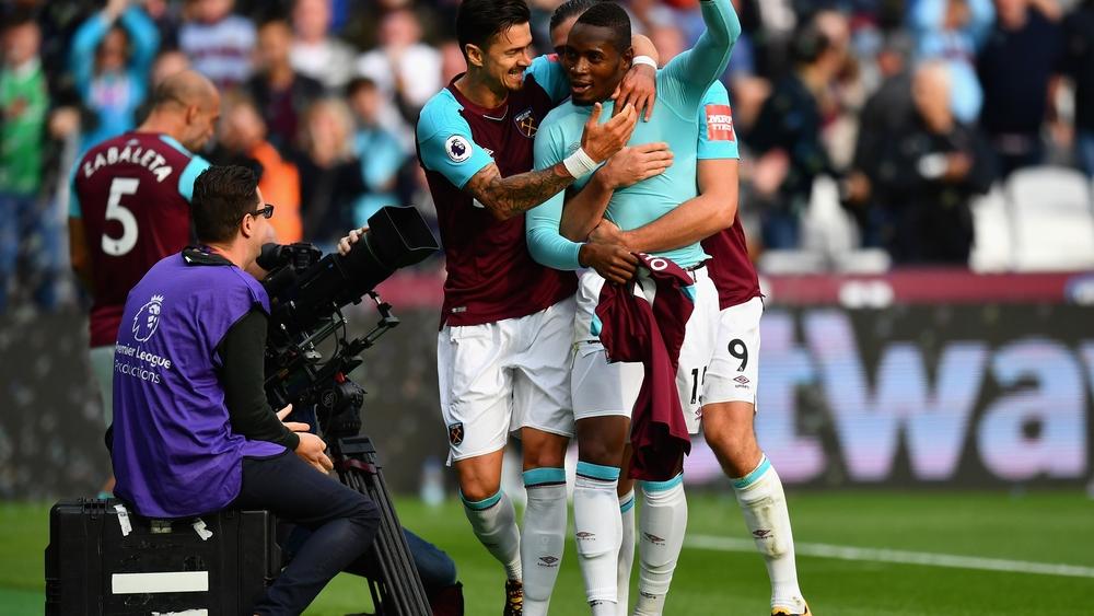 نجم وست هام يذهب معارًا وينسى سيارته اللامبورجيني بالنادي!