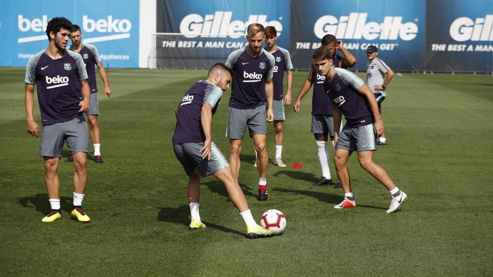 برشلونة يواصل تدريباته في غياب معظم الدوليين