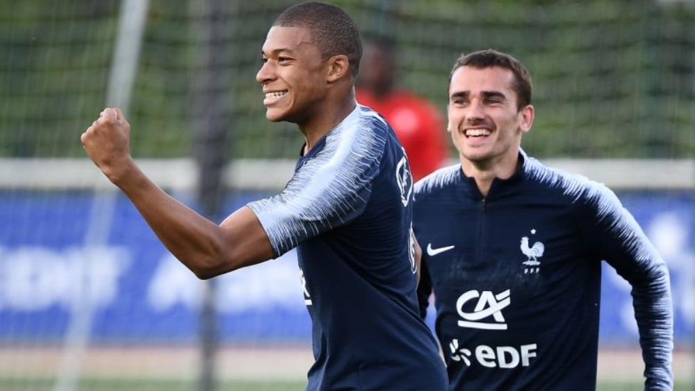 لاعب فرنسا يوضح سبب تفضيل جريزمان على مبابي