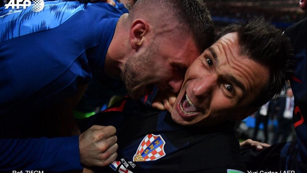 ماندزوكيتش ومودريتش يمنحان قميصيهما لمصور مواجهة "كرواتيا وإنجلترا"