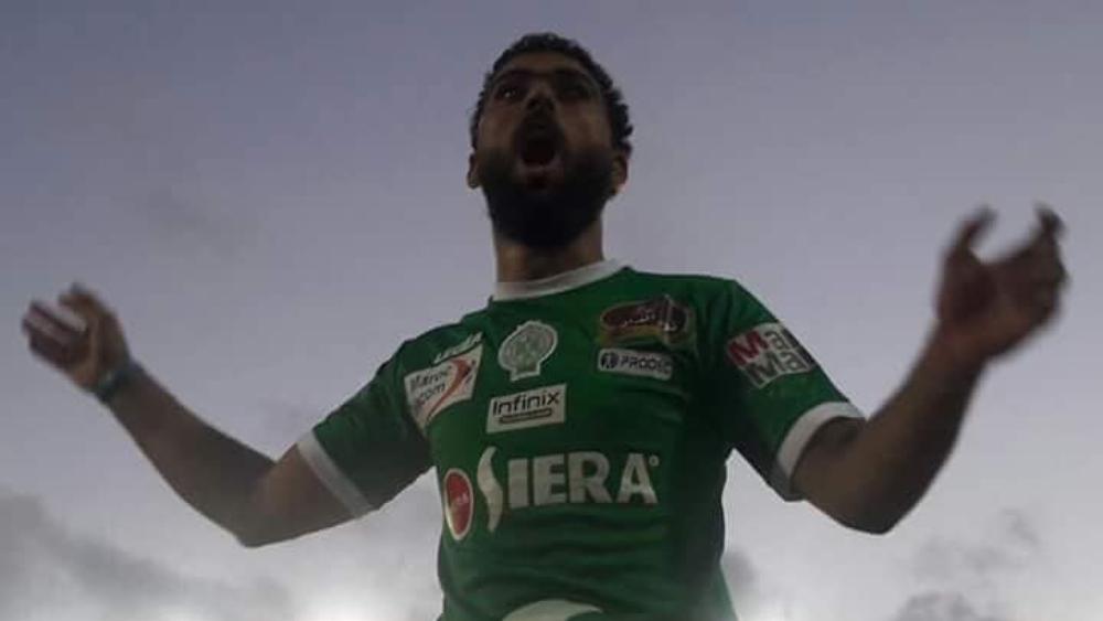 بالصور/ "كابو" مصري شهِير يظهرُ بقميص الرجاء في لقاء مصر و النيجر